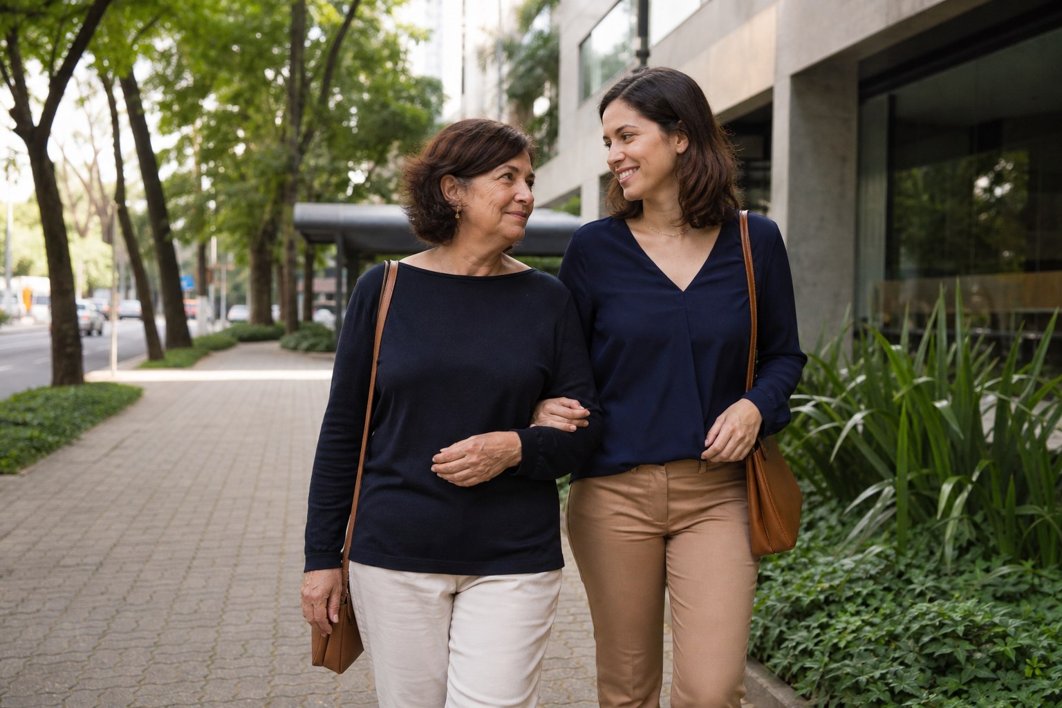 Mãe e filha caminhando juntas depois de uma consulta
